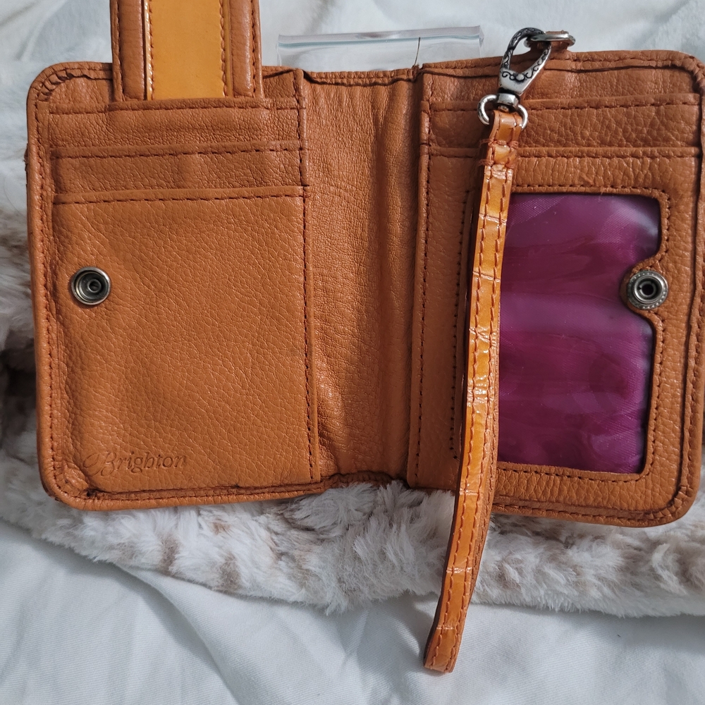 Crocodile Pattern Tan Bag with Turtle Accent - image 6